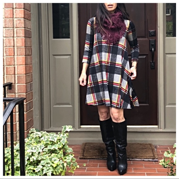 Burgundy knit fringe infinity scarf - Picture 3 of 3